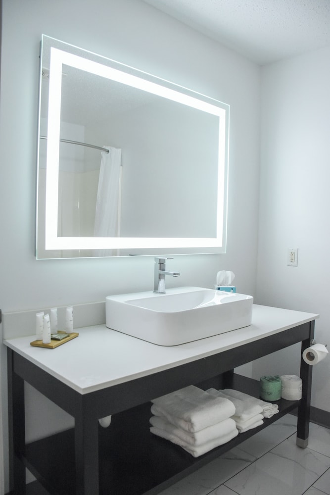 Country Inn & Suites by Radisson, Bloomington-Normal West, IL 52/56