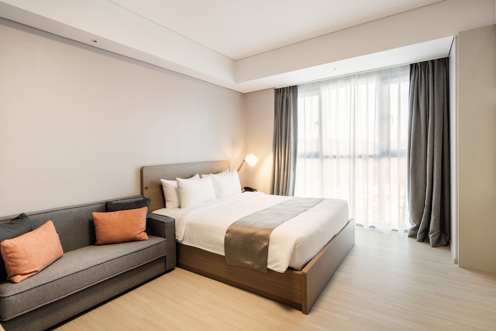 Golden Tulip Incheon Airport Hotel and Suites 27/63