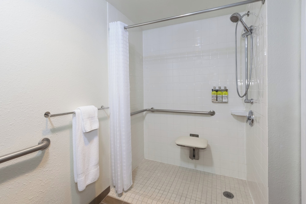 Candlewood Suites Grand Rapids Airport, an IHG Hotel 51/53