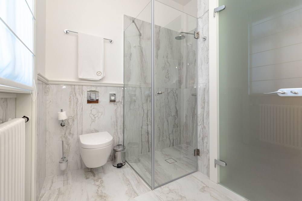 Le Premier Boutique Hotel 66/66