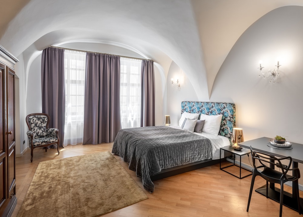 Chateau 9 Apartments by Adrez Living 12/50