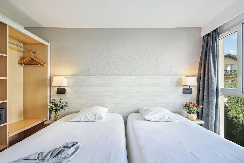 STANDARD, QUEEN BED