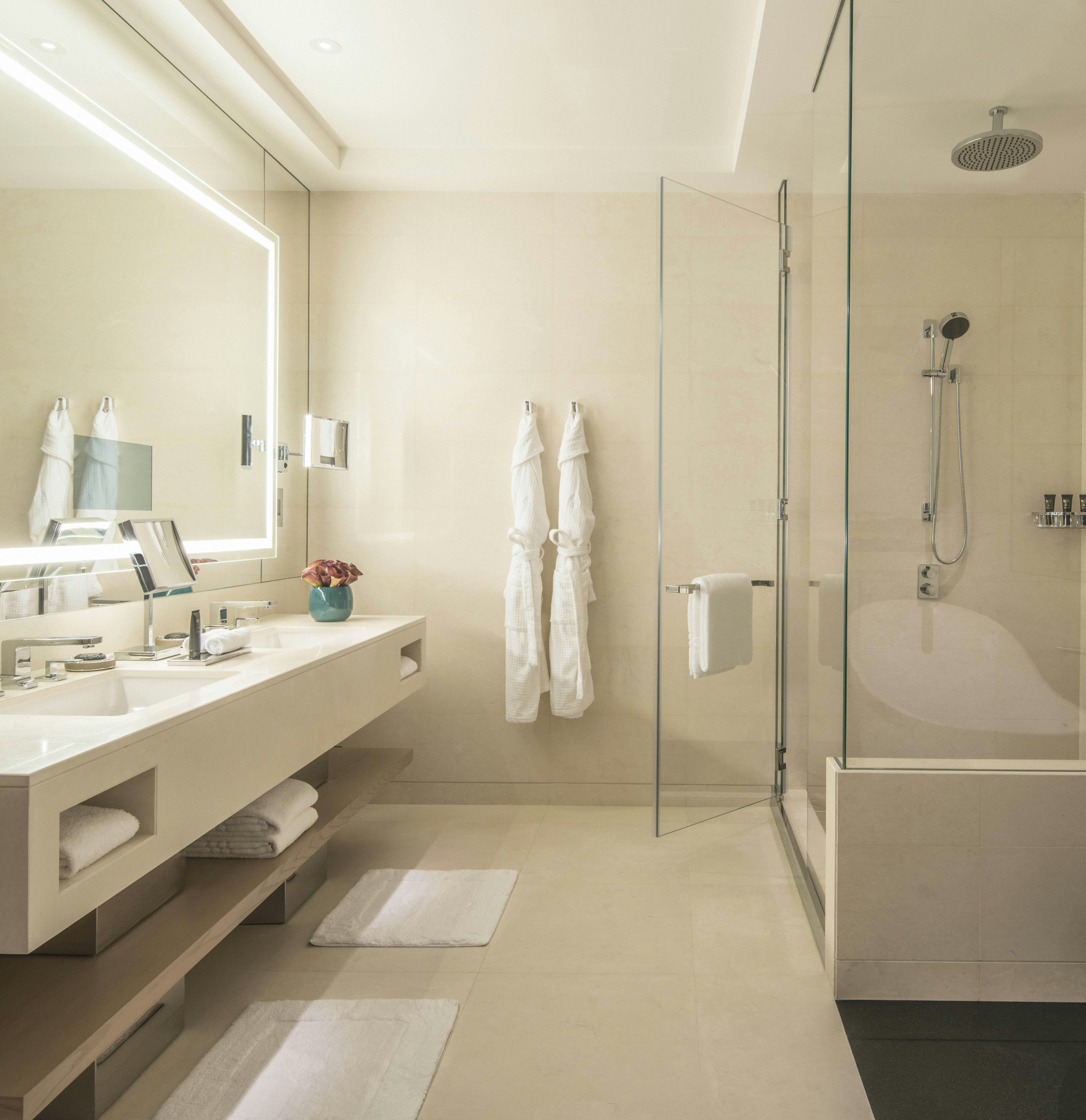Four Seasons Hotel Dubai International Financial Centre 84/86