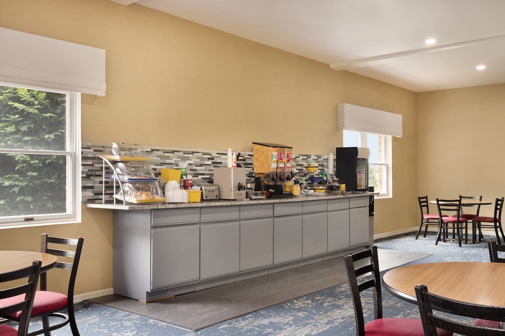Days Inn & Suites by Wyndham Sikeston 38/51