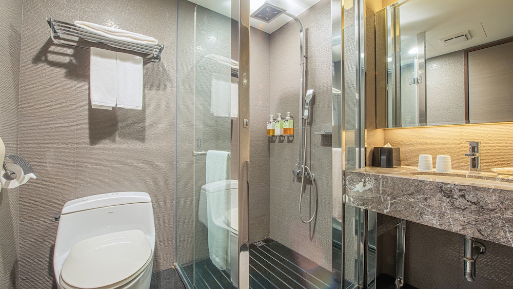 CHECK inn SELECT Taichung Dadun 44/48