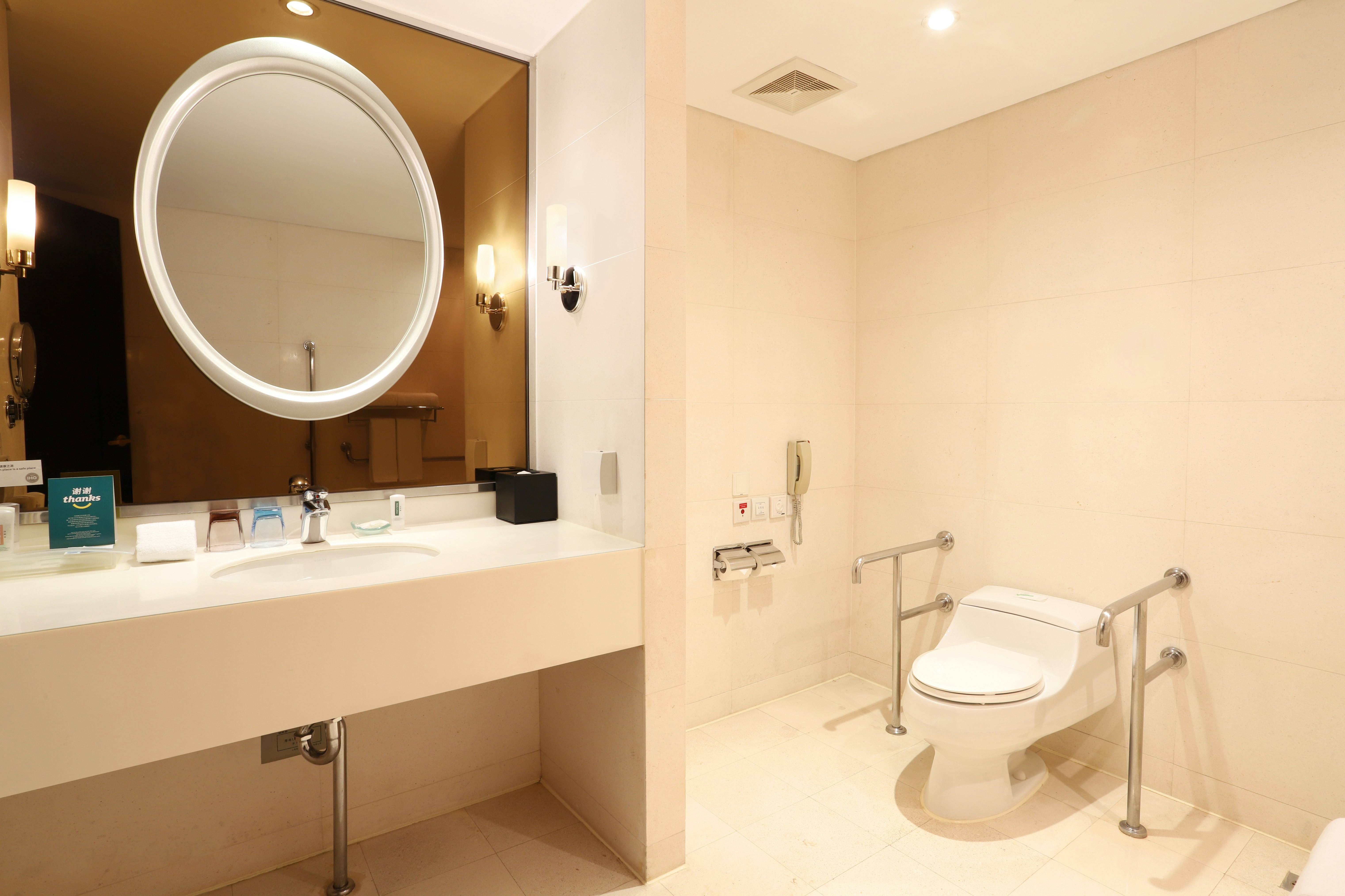 Holiday Inn Shanghai Pudong Nanpu 73/76