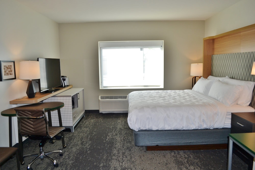 Holiday Inn Columbus an IHG Hotel (ex. Comfort Inn and Suites) 25/58