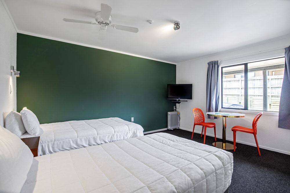 STUDIO, TWIN BEDS