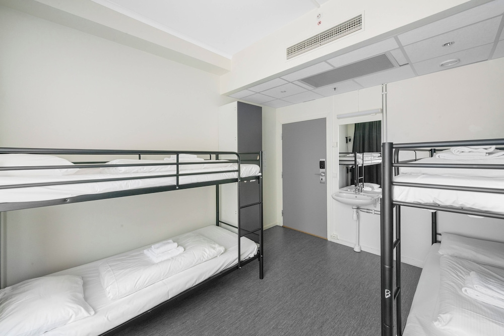 MIXED DORM, 2 BUNK BEDS, SHARED BATHROOM