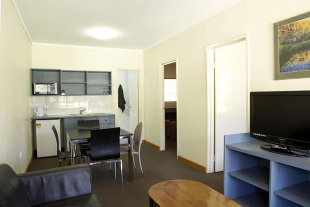 SEASONS HOTEL NEWMAN 31/44