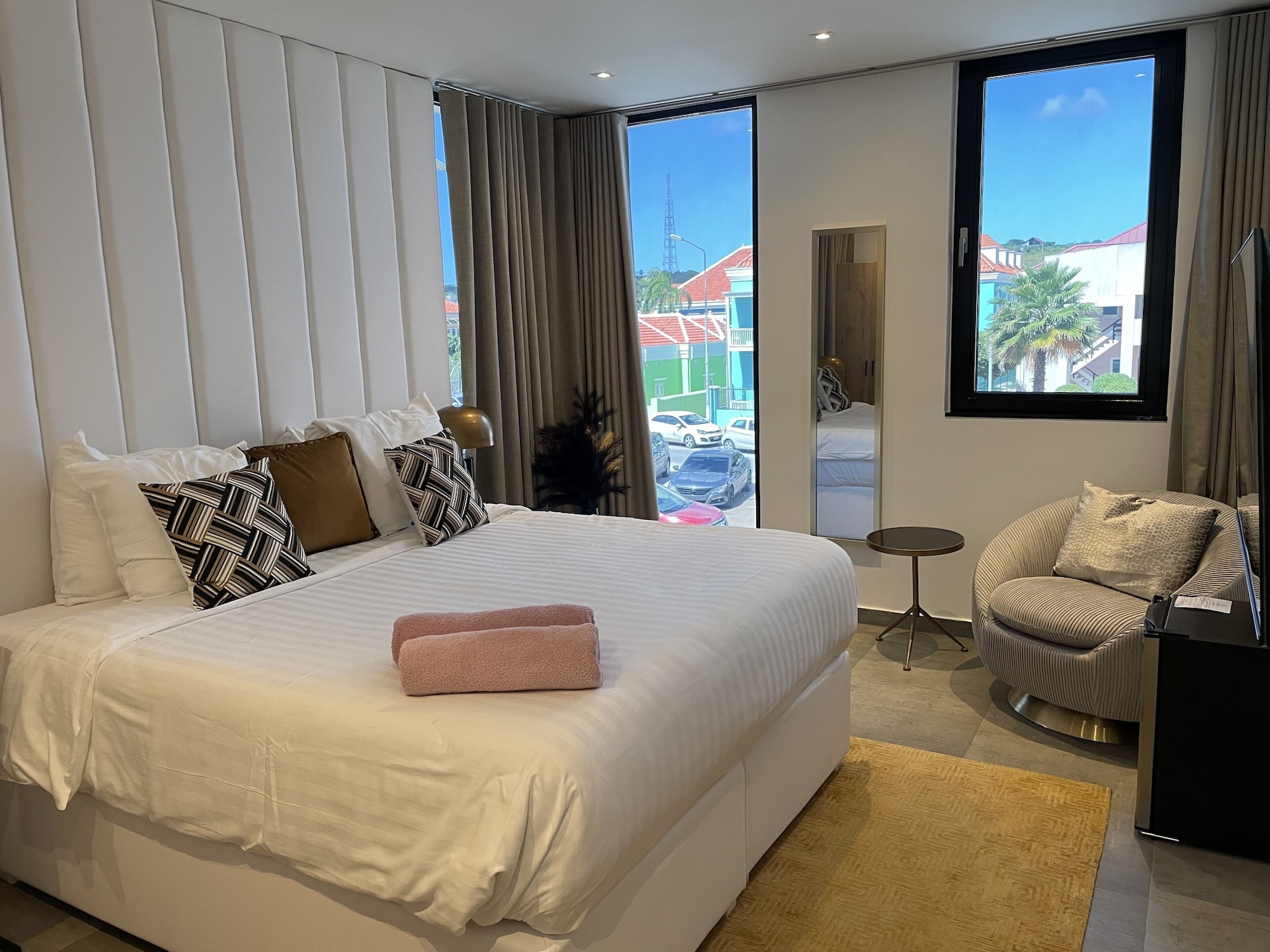 EXECUTIVE, DOUBLE BED