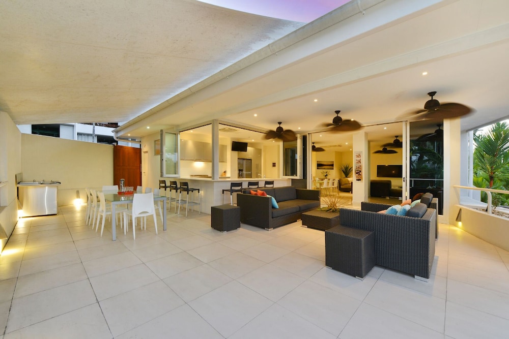 Club Tropical Resort 8/50