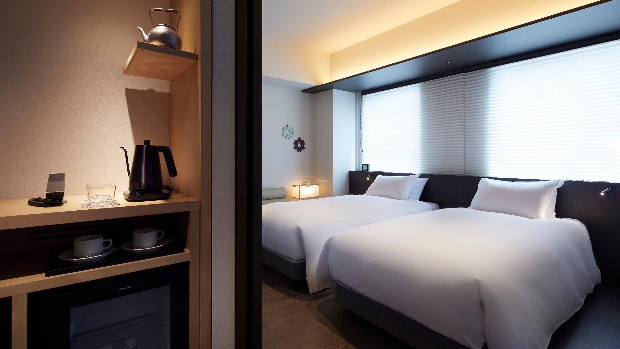 Universal, Twin Beds, No View, Corner