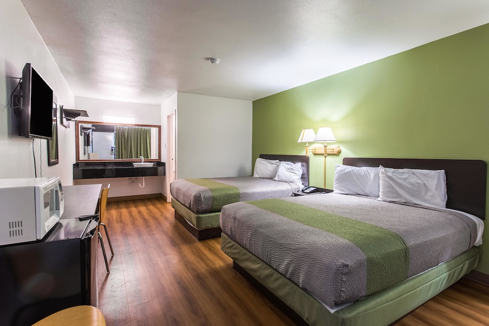 Rodeway Inn West Memphis, AR 23/52