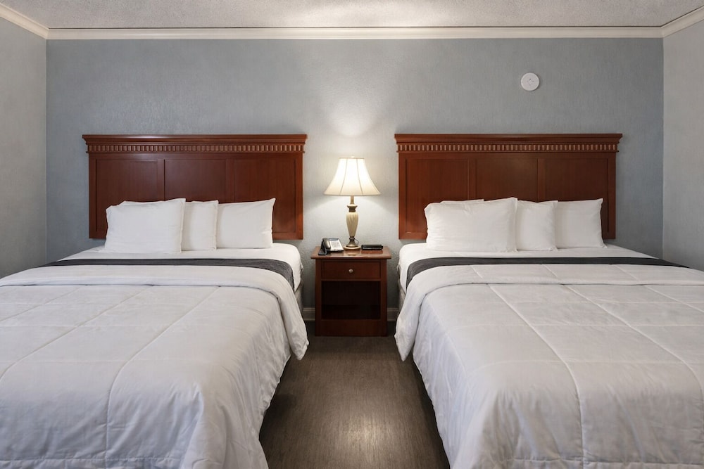 Antioch Quarters Inn and Suites 24/54
