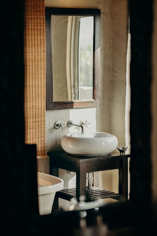 Hlosi Game Lodge 68/73