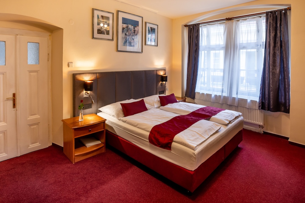 ROOM, DOUBLE BED
