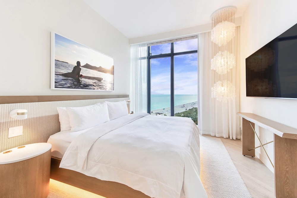 JUNIOR SUITE, KING BED, OCEAN VIEW, BALCONY, ACCESSIBLE
