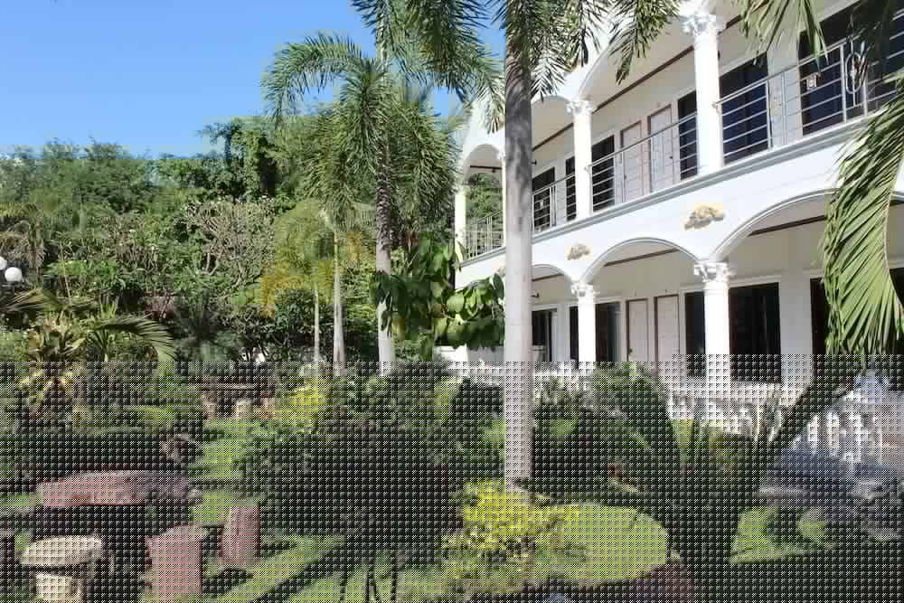 White Elephant Resort 41/43