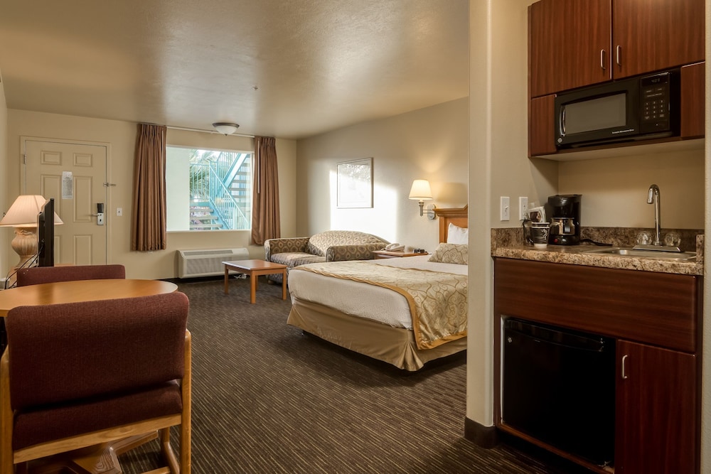 St George Inn Suites 33/67