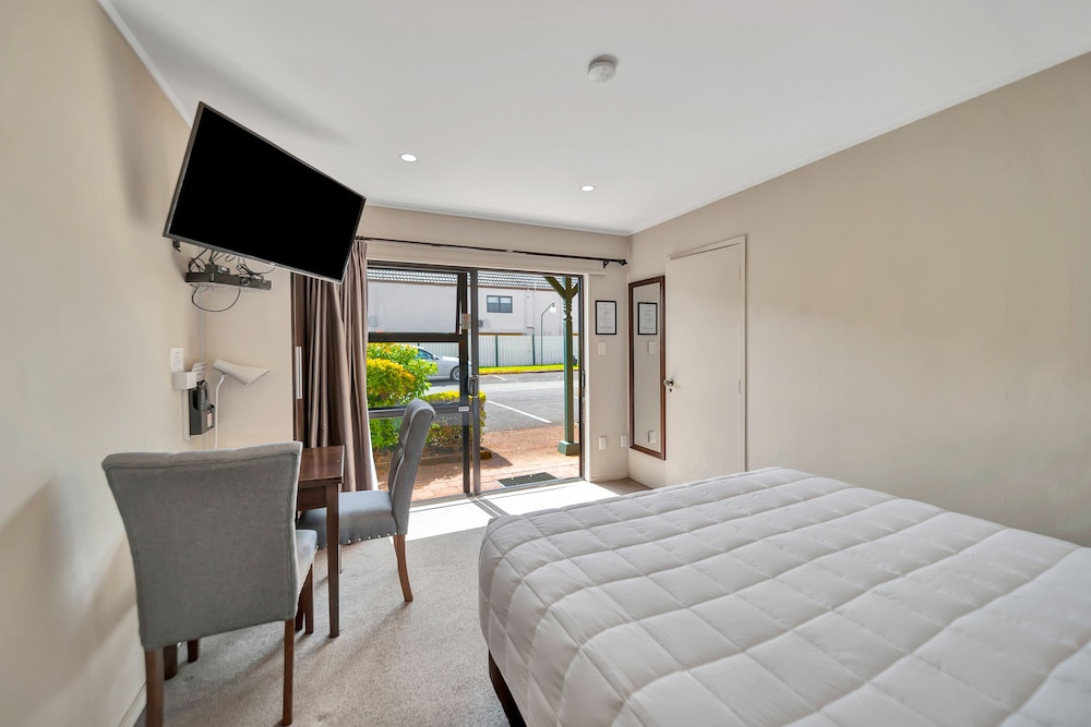 TUDOR COURT MOTOR LODGE 39/70