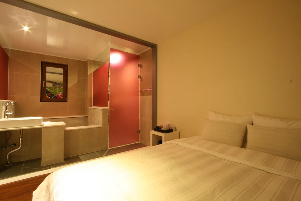 Hotel At Noon 33/47
