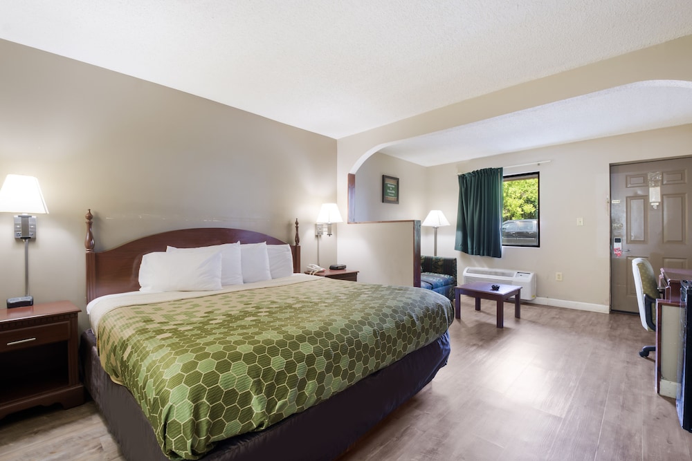 Econo Lodge Inn & Suites Knoxville East 7/25
