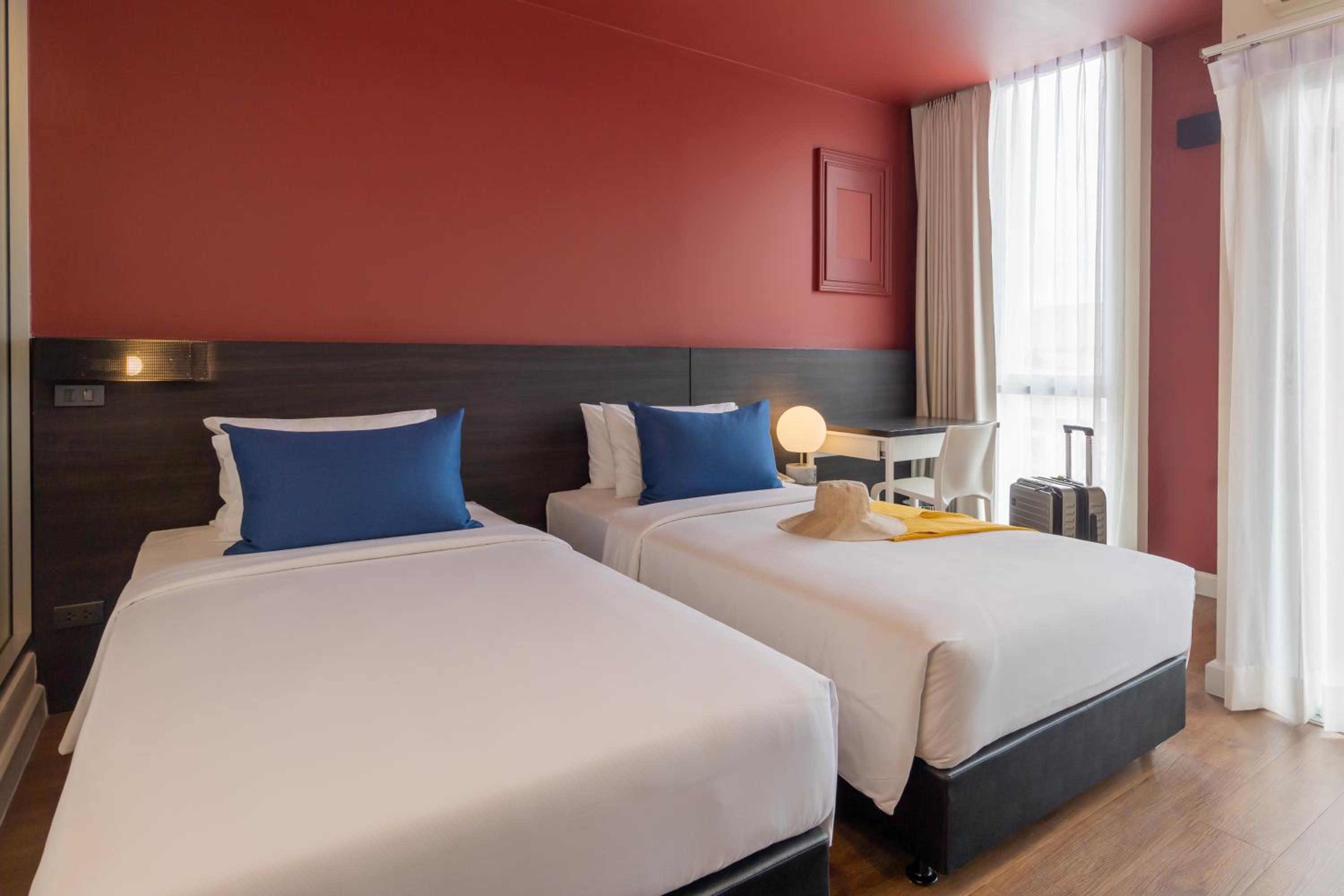 SUITE, DOUBLE OR TWIN BED