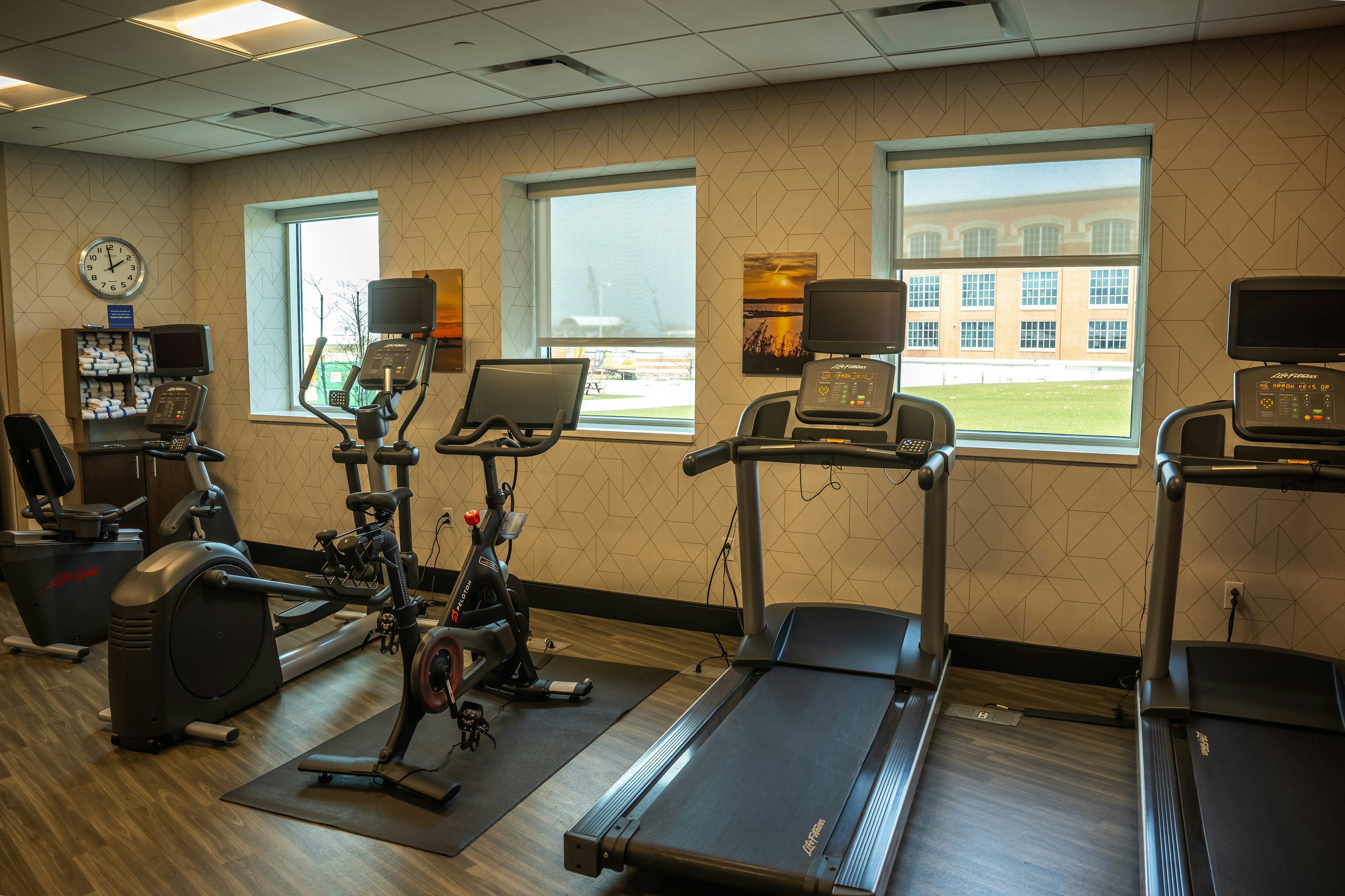 Hampton Inn & Suites Erie Bayfront 39/54