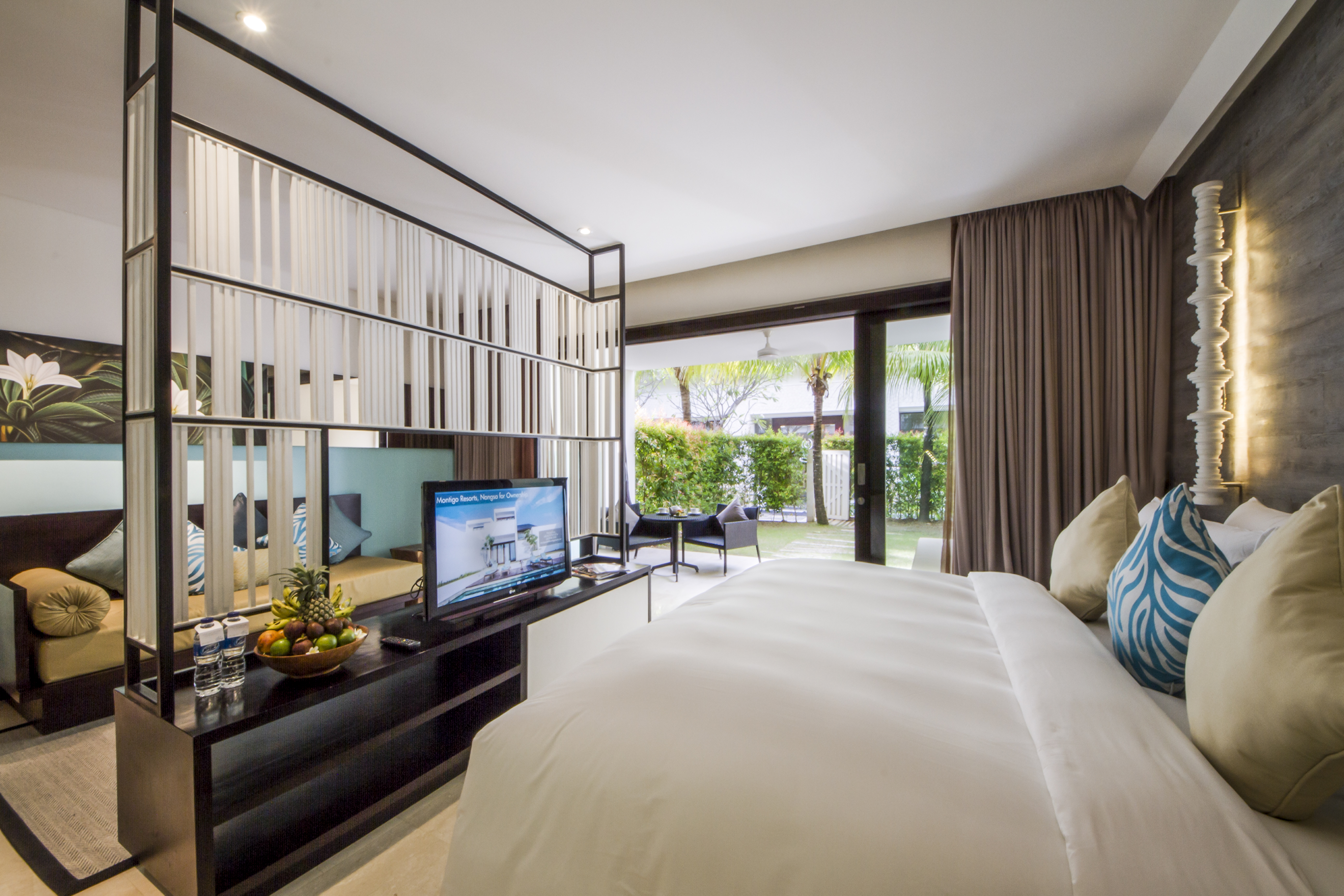 Room, Garden View