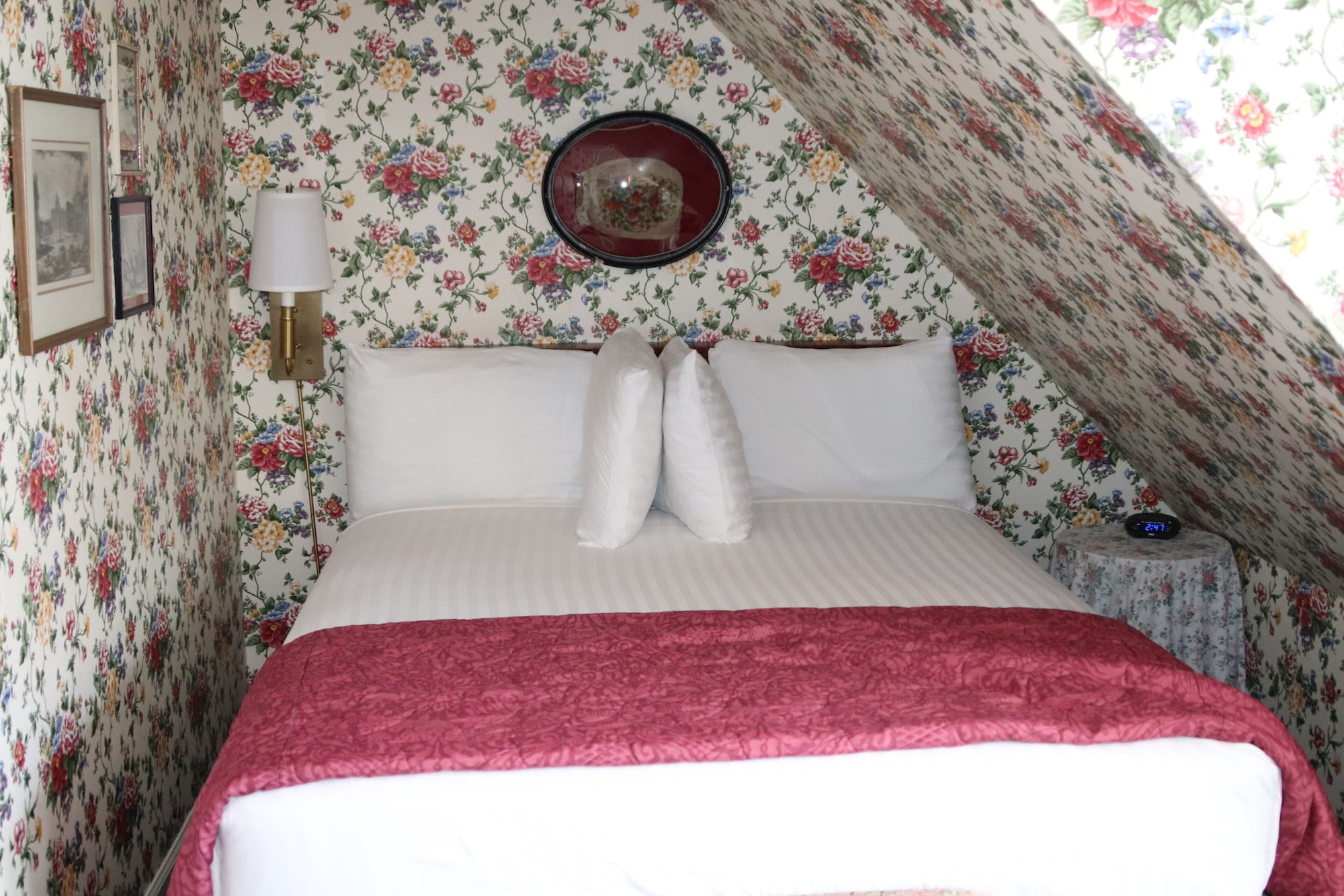 Cozy, Colonial, Premium, Single, Queen Bed