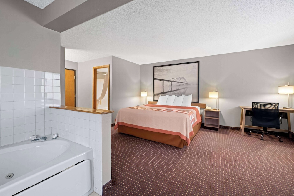 Super 8 by Wyndham Waverly 56/57
