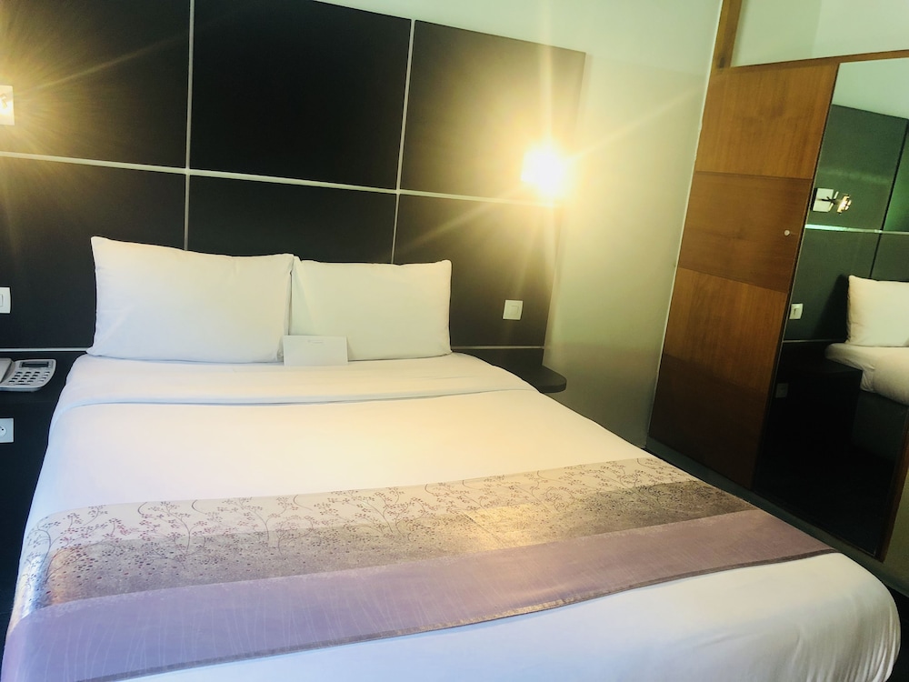 ROOM, DOUBLE BED