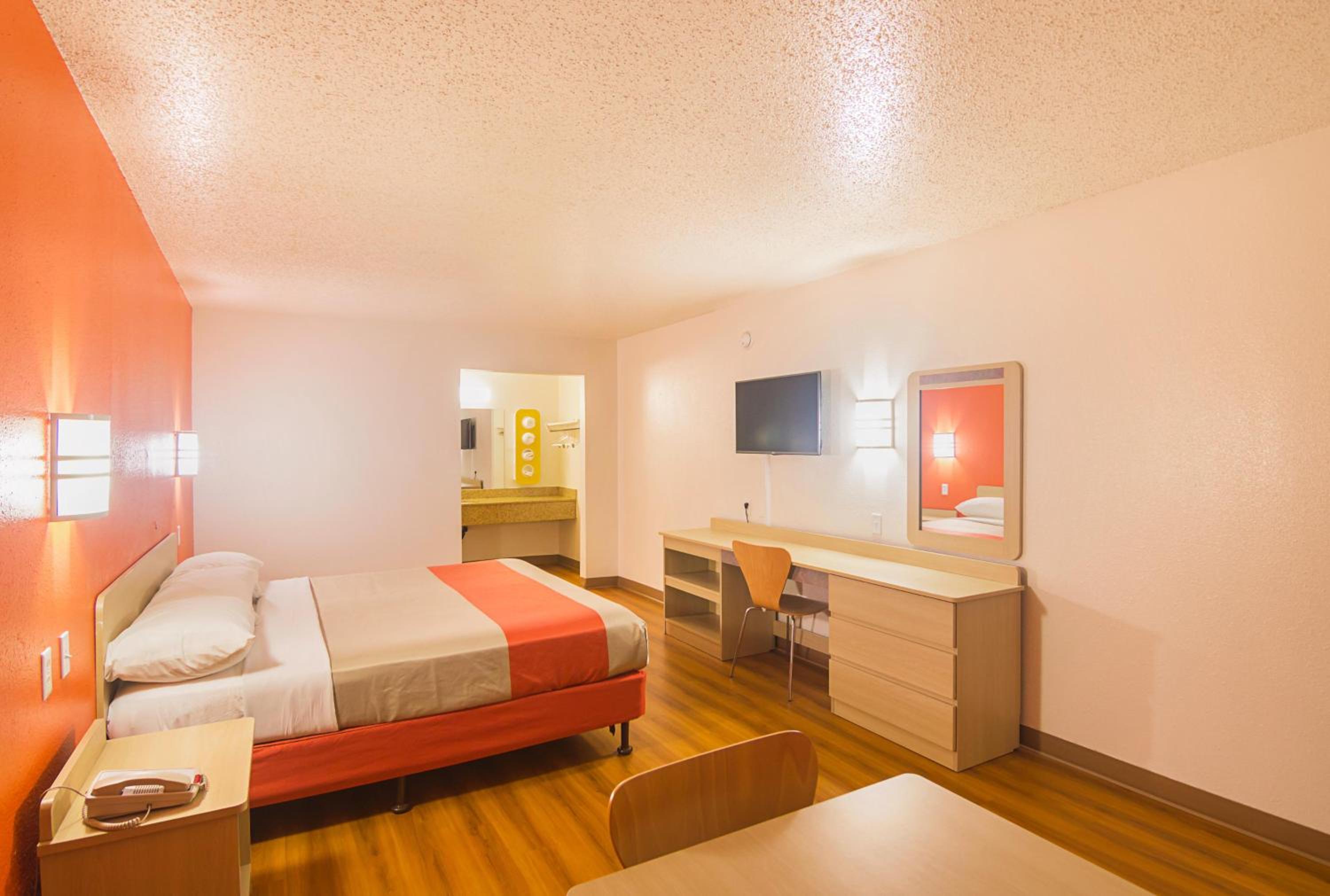 ROOM, KING BED, ACCESSIBLE