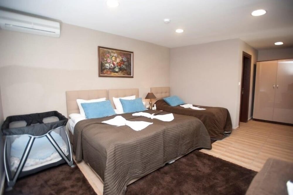 Riva's Club Hotel 7/50