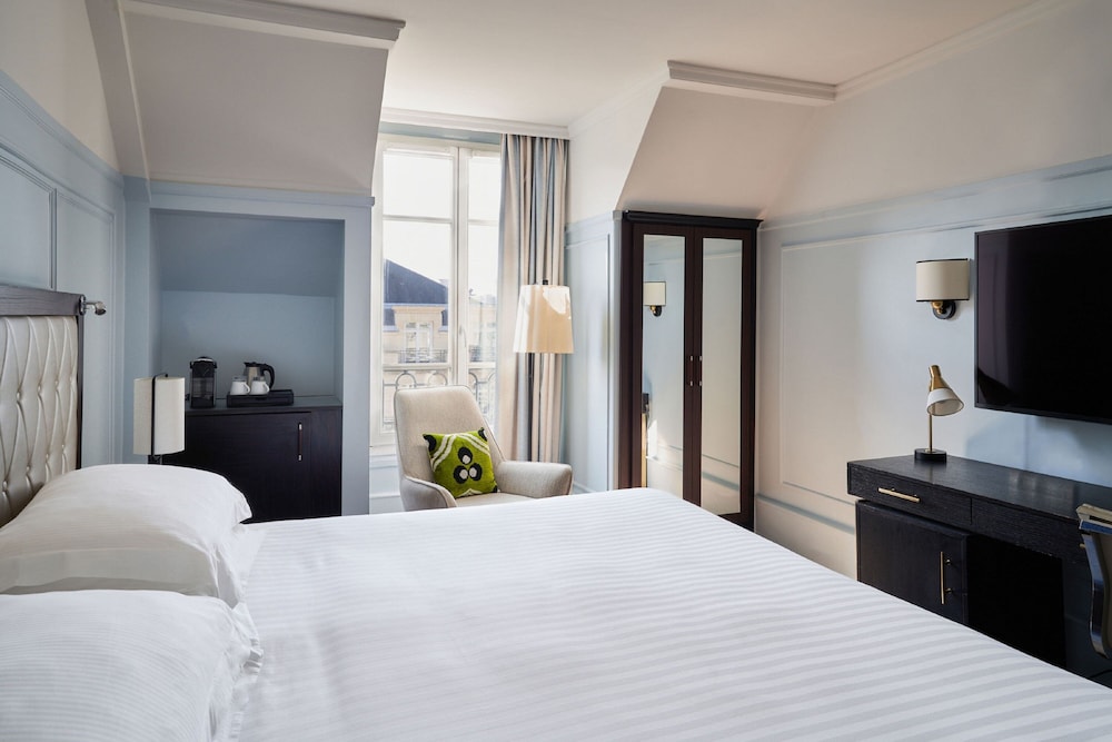 Parisienne, King Bed, Eiffel View