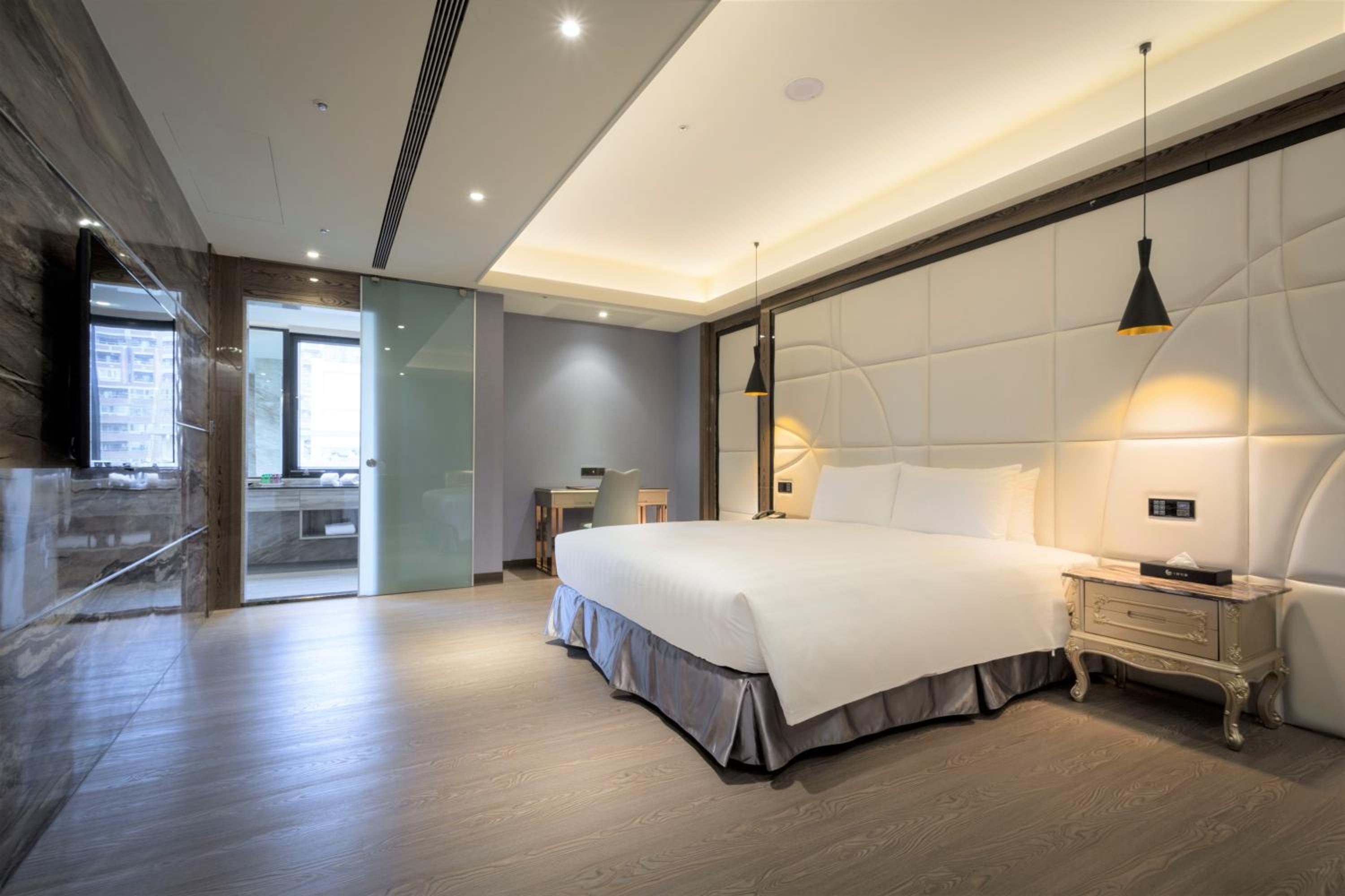 Grand, Deluxe, Suite