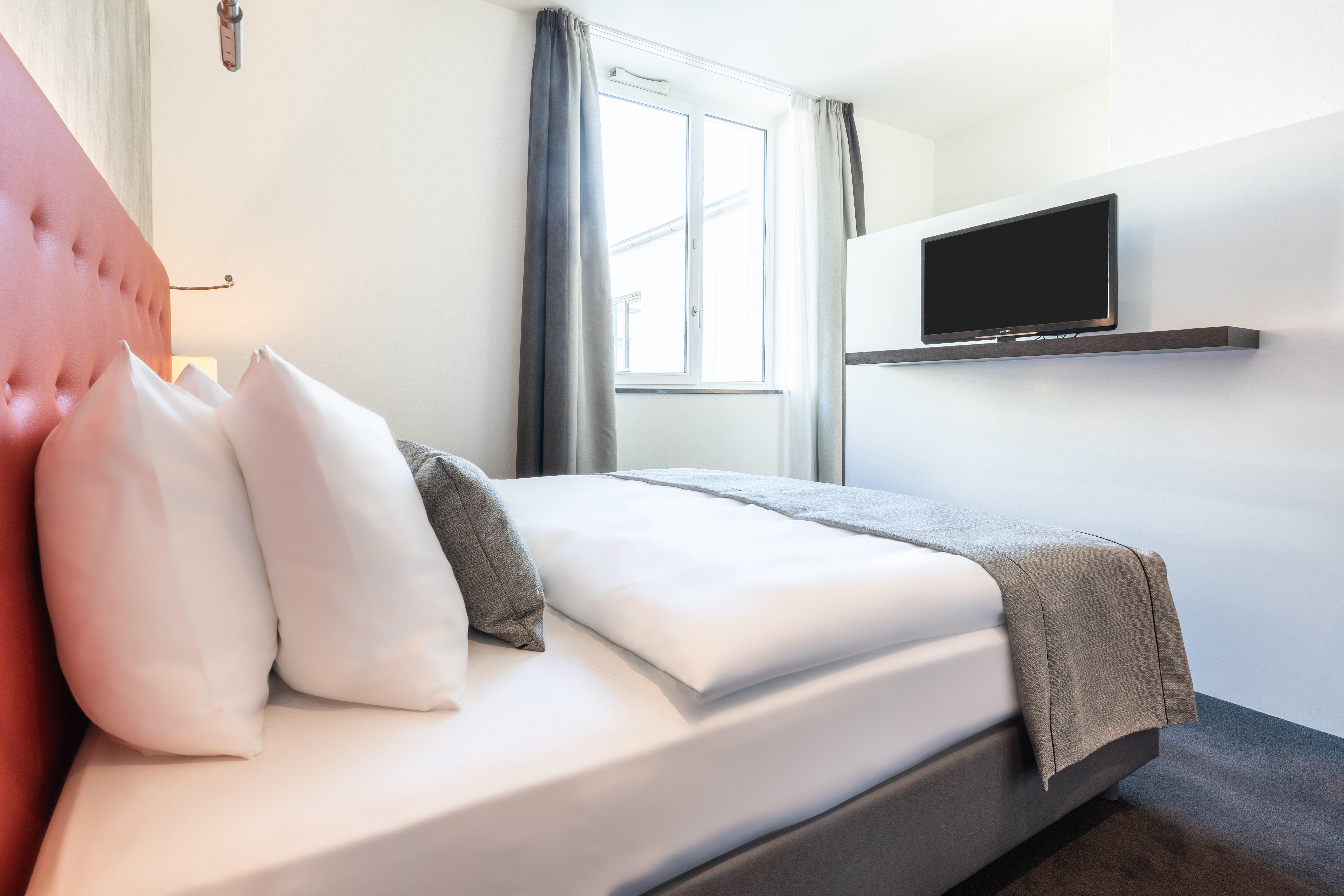 غرفة بسريرين منفصلين بمطبخ صغير، Garner Berlin - Mitte, an IHG Hotel 2/3