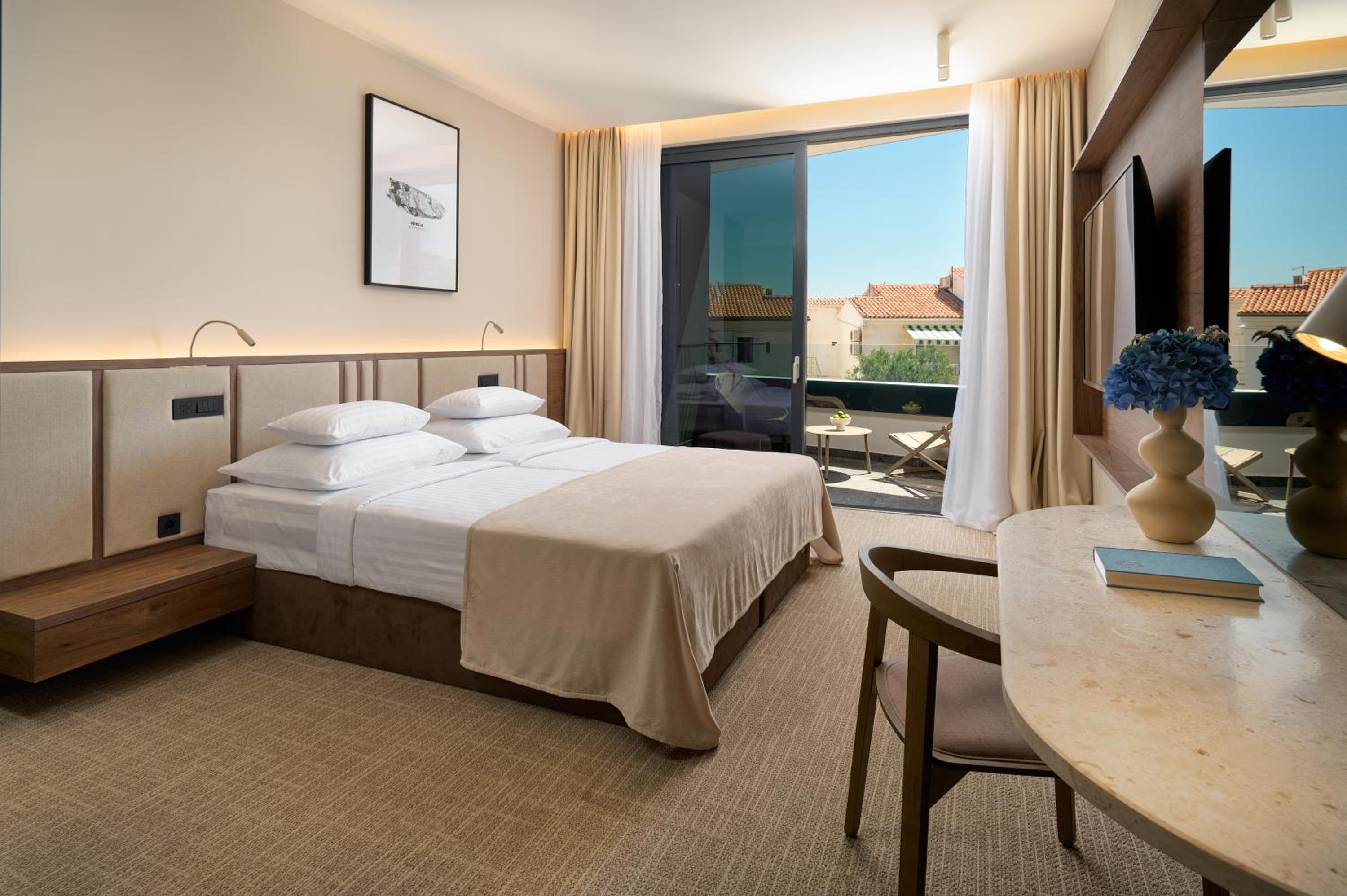 Superior, Double or Twin Bed, Side Sea View, Balcony، Grand Hotel View 4/7