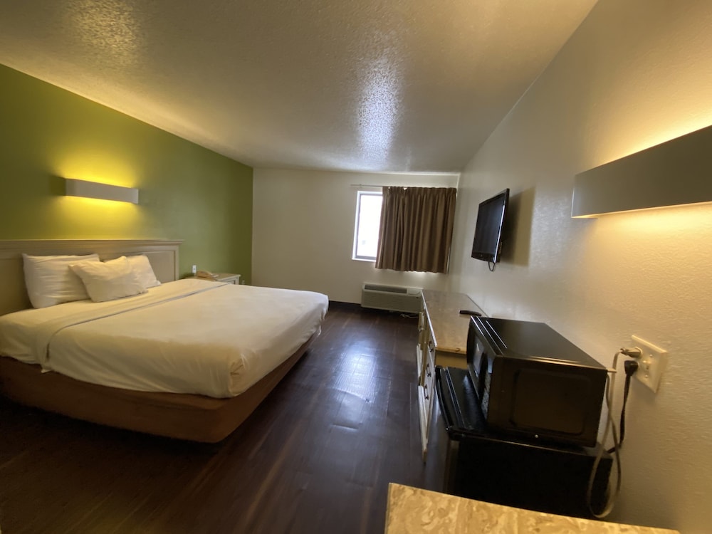 Travelodge Cleveland/Willoughby 11/29