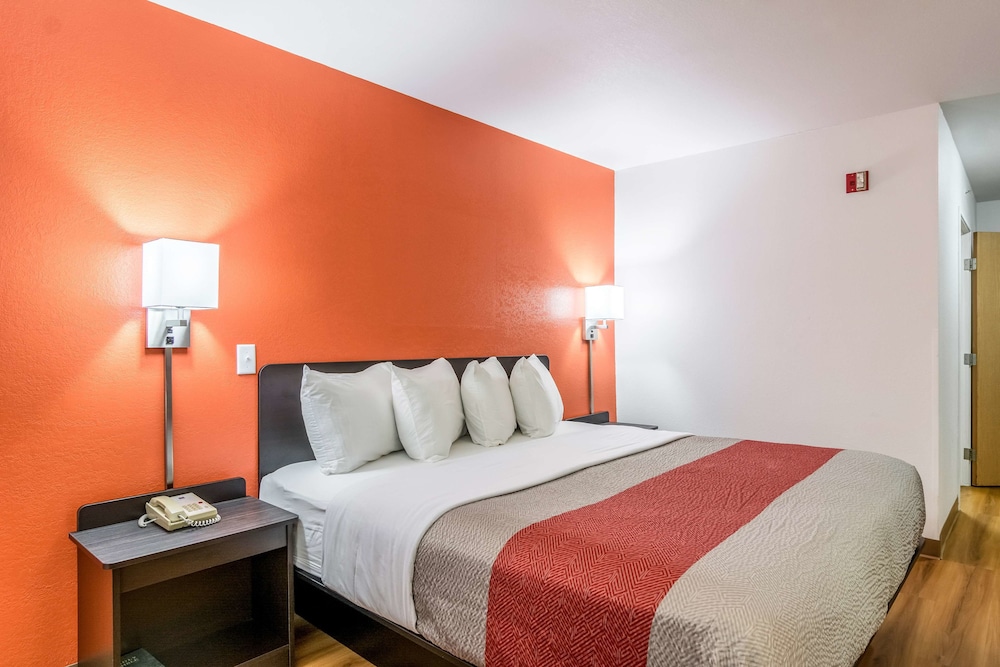 غرفة قياسية بسرير كينج للمدخنين، Motel6 Barkeyville, PA 9/10