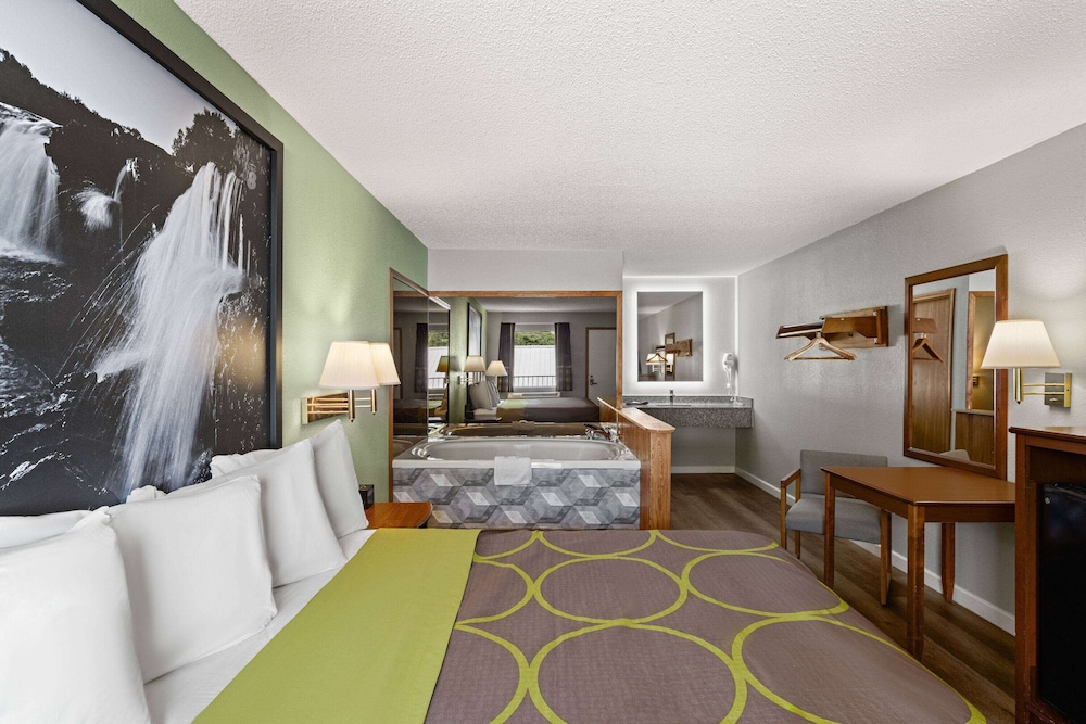 SUITE, KING BED