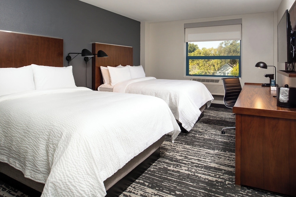 Four Points by Sheraton Omaha Midtown 6/20