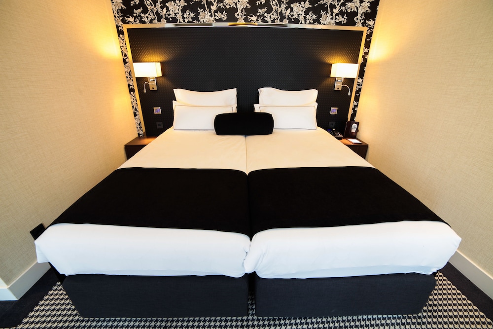 SEMI BASEMENT, TWIN BEDS, PARTIAL VIEW