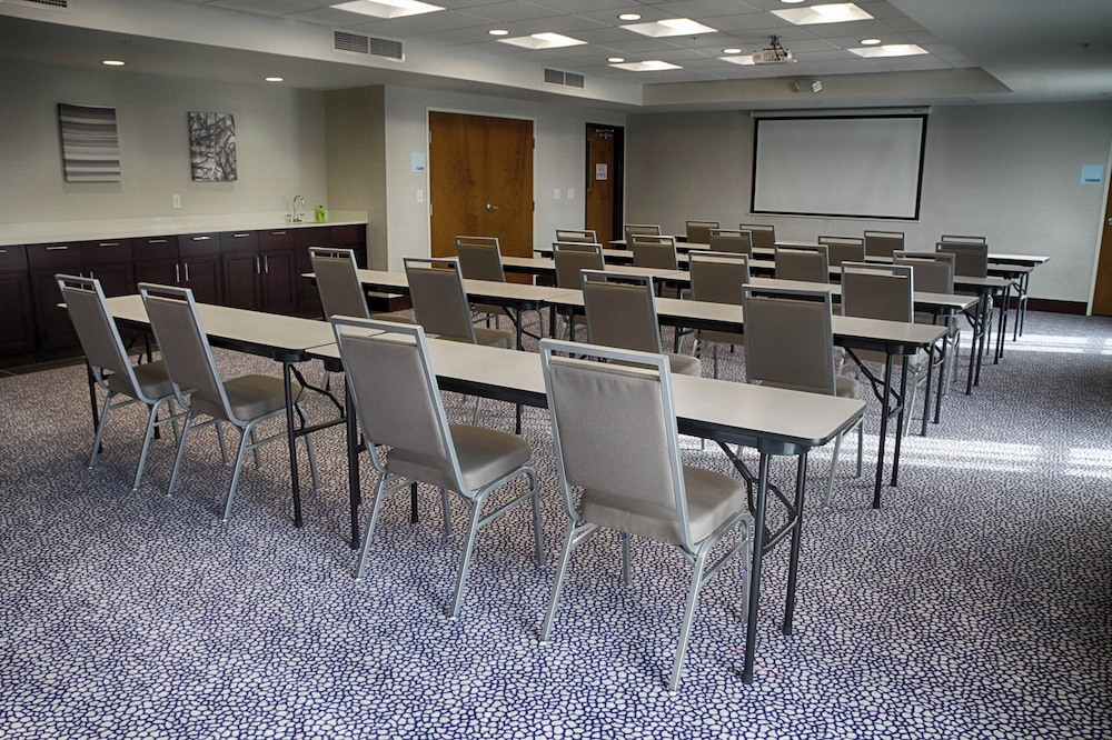 HOLIDAY INN EXPRESS SUITES SIDNEY 47/60