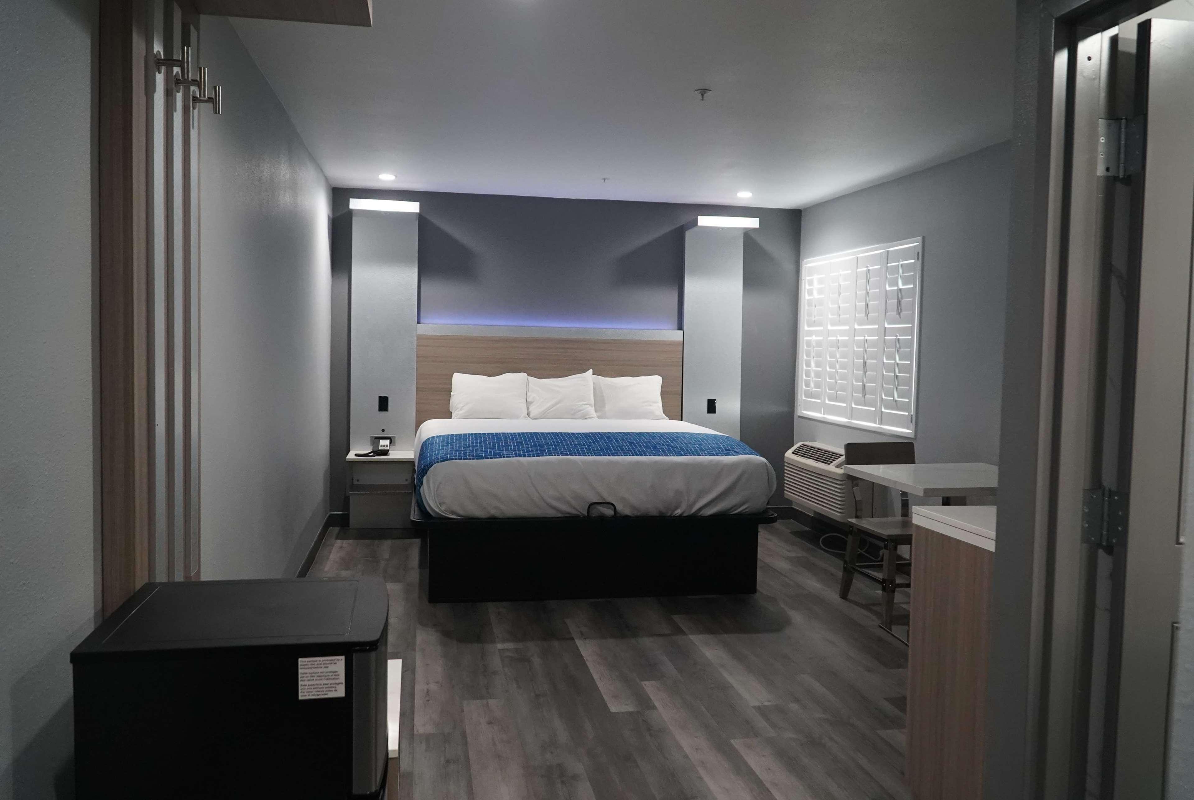 غرفة بسرير مزدوج، Travelodge by Wyndham Whittier 2/2