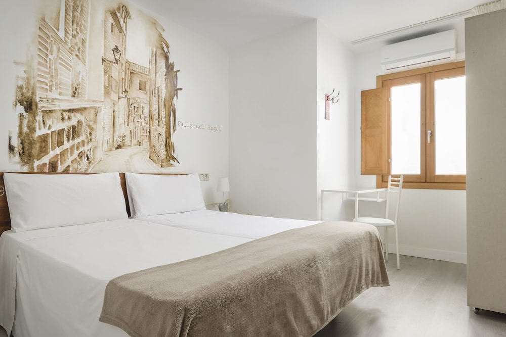 EL HOSTAL PUERTA BISAGRA. 11/60