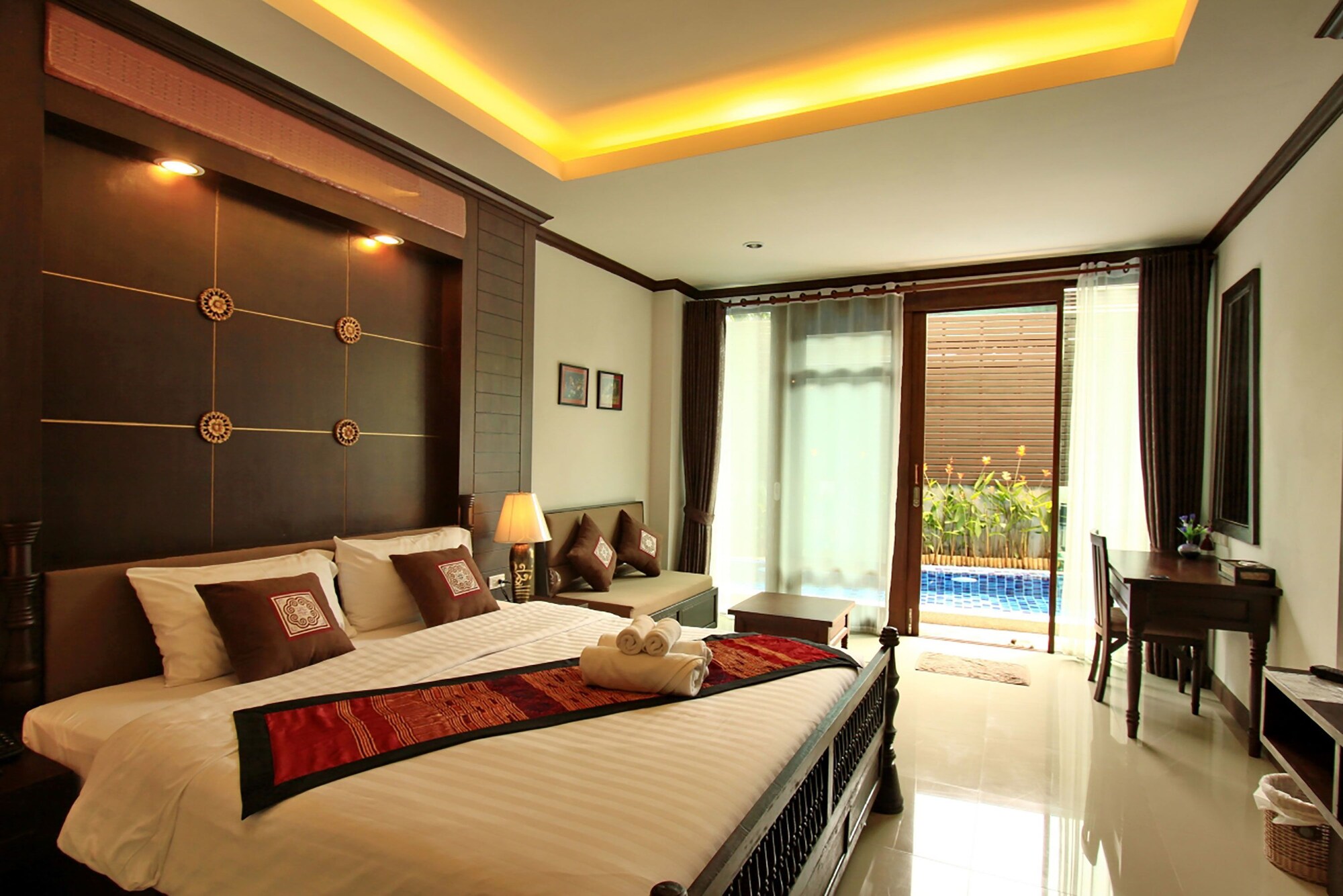 DELUXE, DOUBLE BED