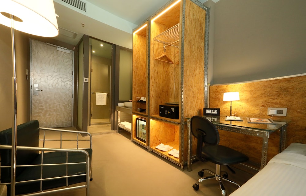 Ind Hotel 39/40