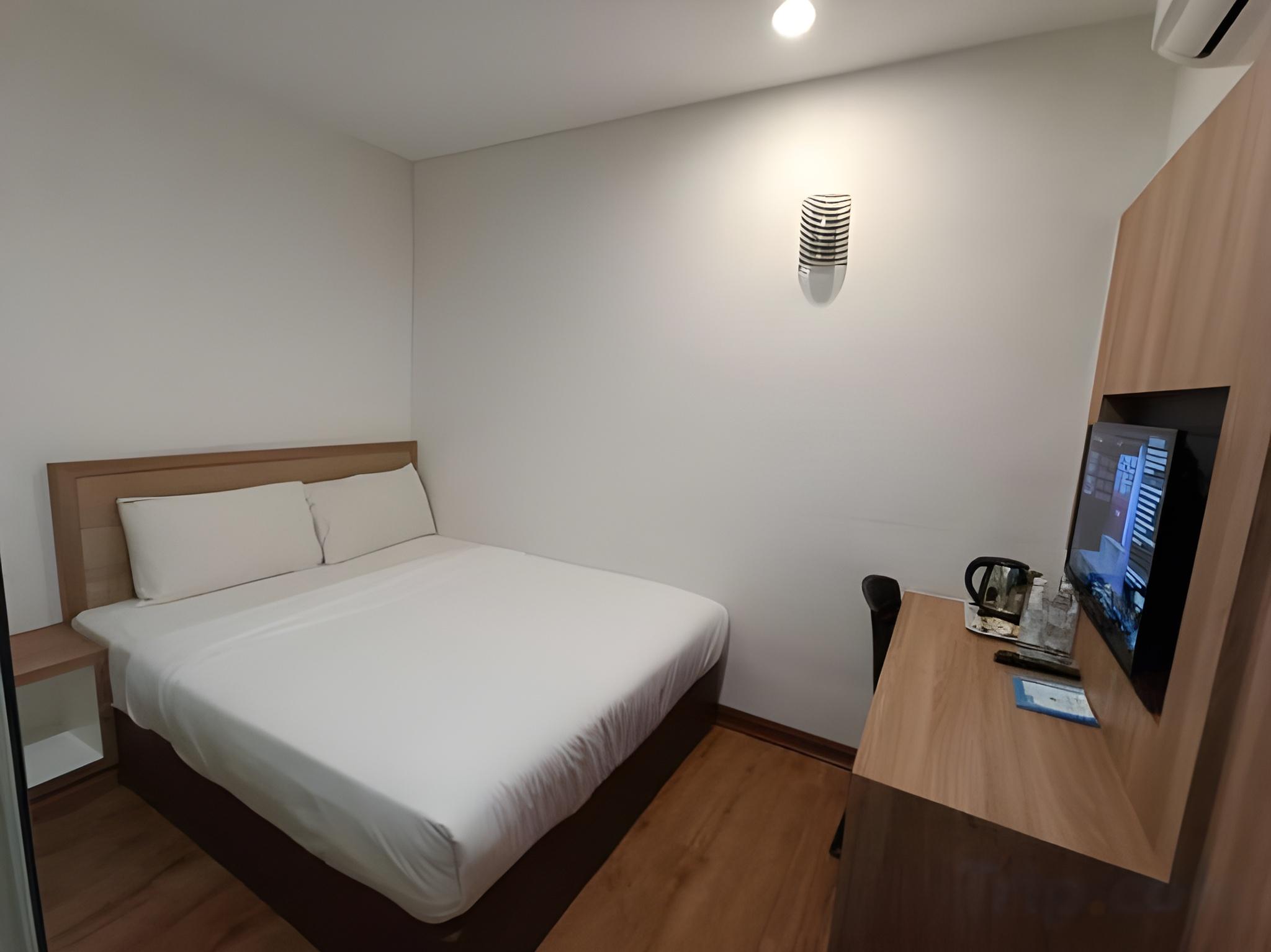 Suite, Queen Bed, No Window